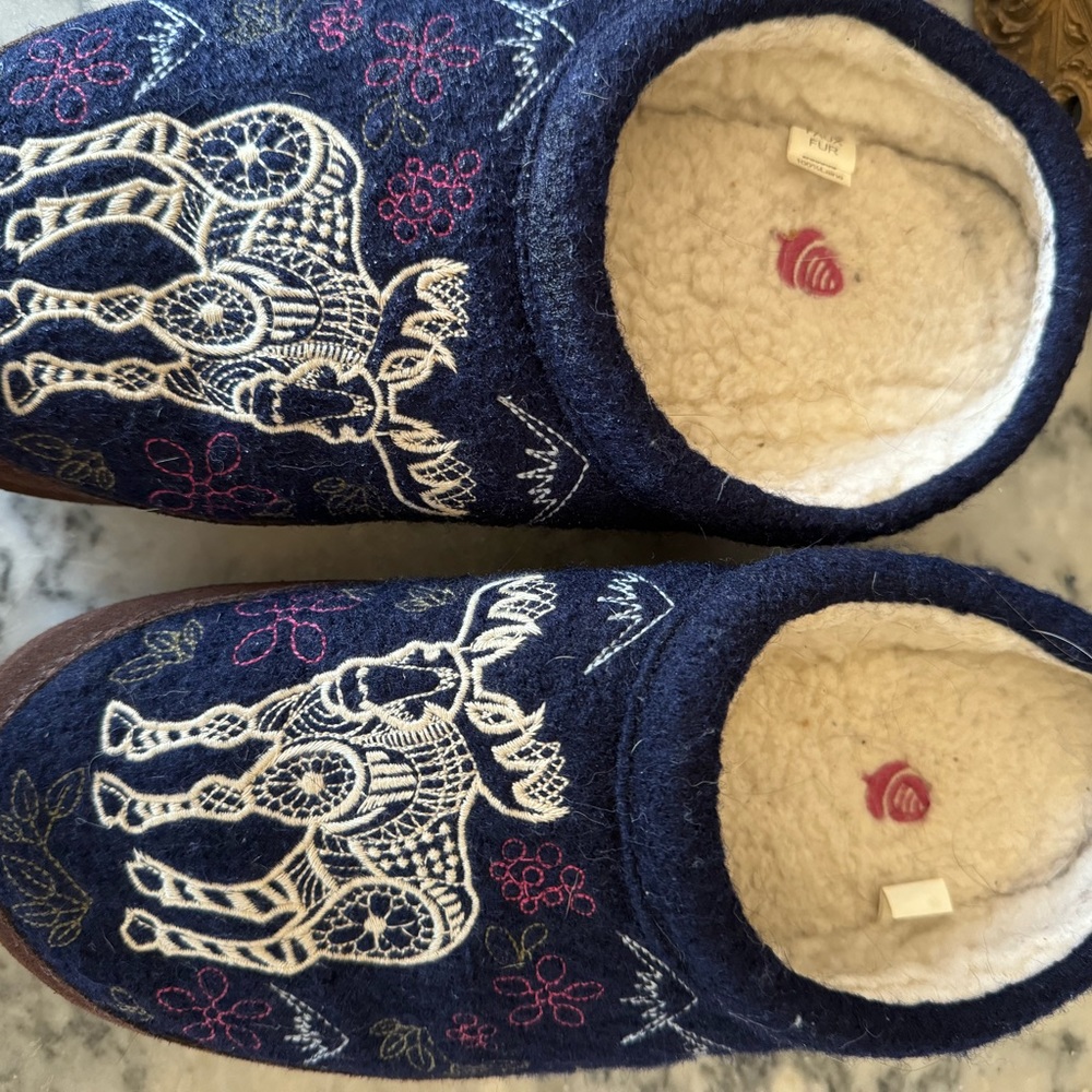 Women’s Acorn slippers